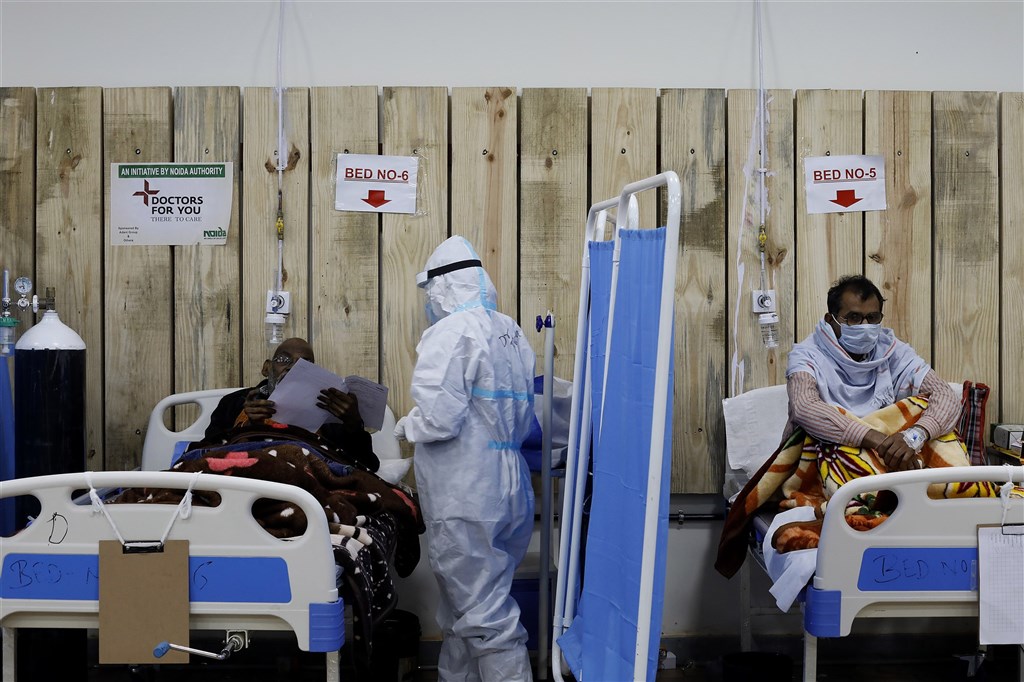 印度最新官方數據顯示，今年5月全國共有近903萬人感染、近12萬人死於肺炎。圖為印度一間COVID-19照護中心。（安納杜<a href=