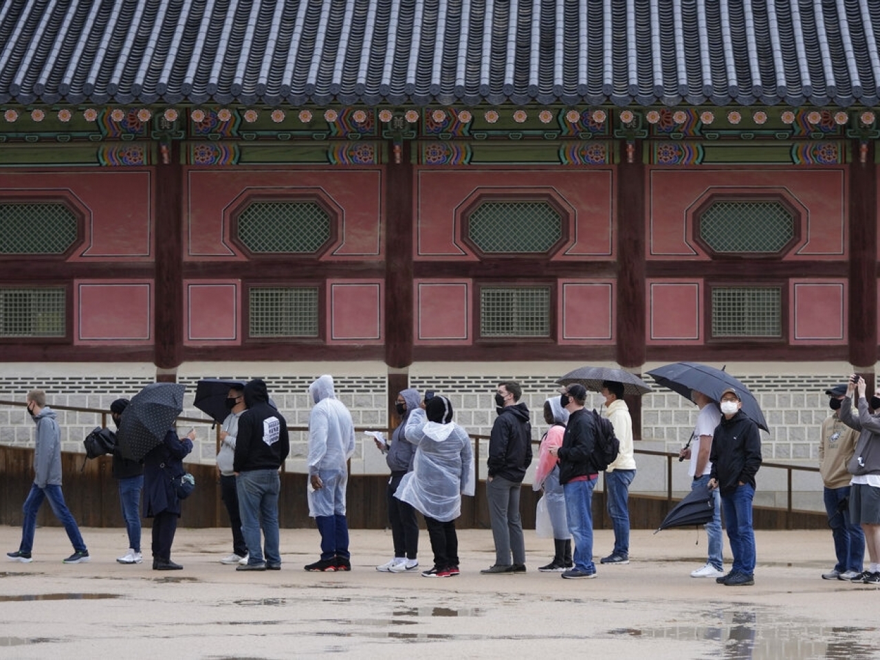 1623210142650140.jpg 南韓民眾到景福宮參觀時,都做好防疫措施。(美聯社).jpg