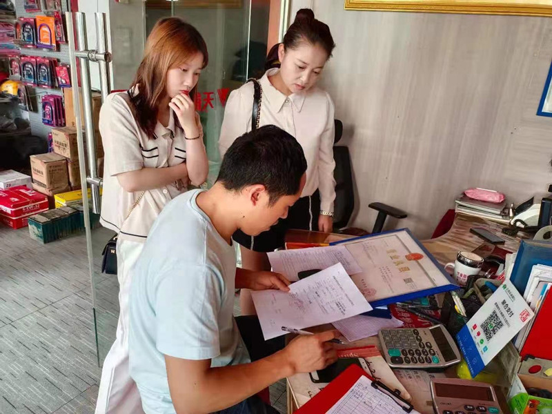 镇劳保所工作人员指导计文锋填写创业补贴申报材料_副本.jpg