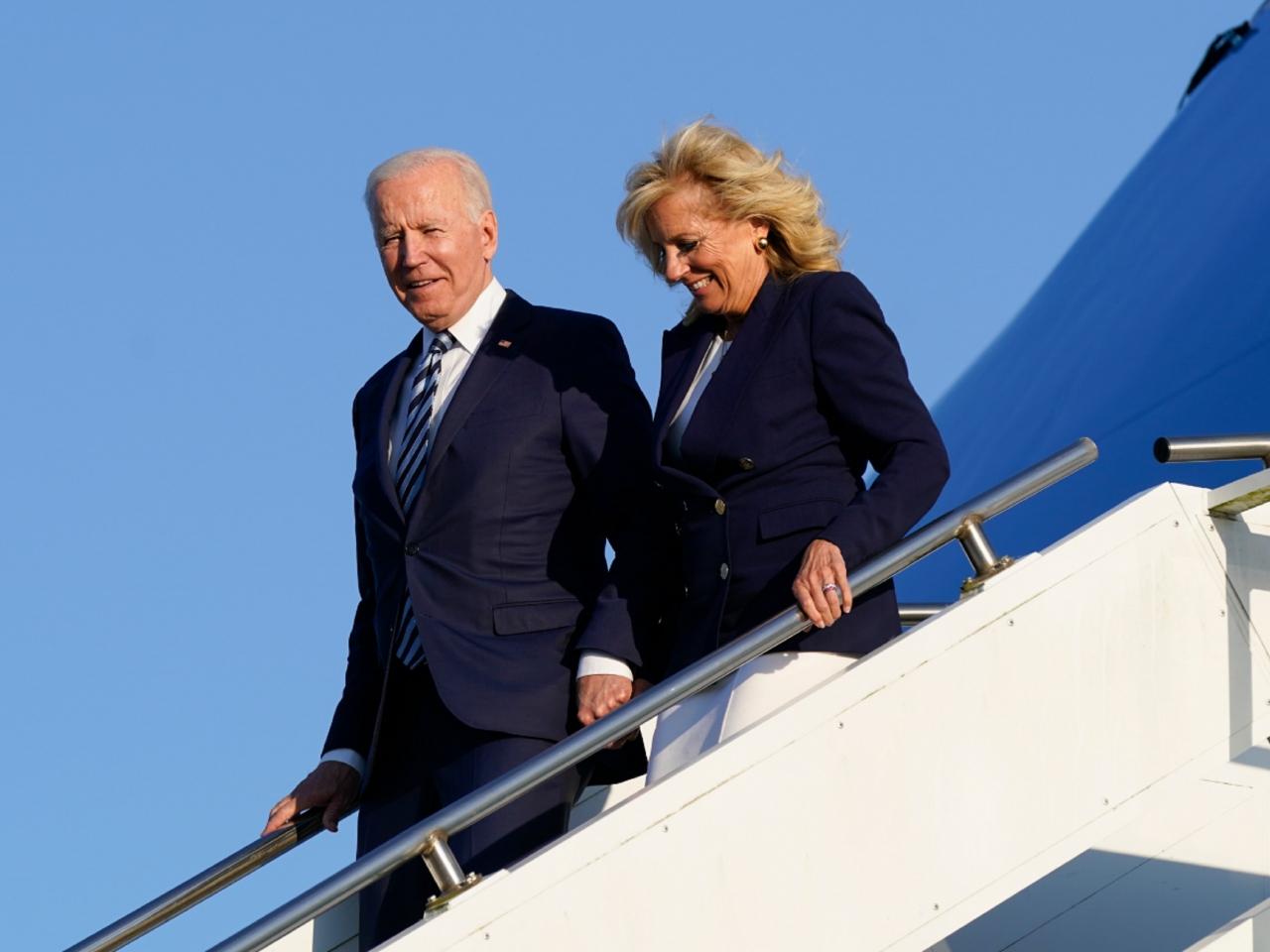 拜登與妻子吉爾乘坐空軍一號，抵達英國。（美聯社）.jpg