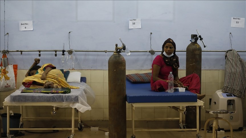 印度10日公布，過去24小時有6000多名COVID-19患者病歿，創下全球單日染疫死亡人數新高紀錄。圖為新德里5月26日被安置在護理中心的確診者。（安納杜<a href=