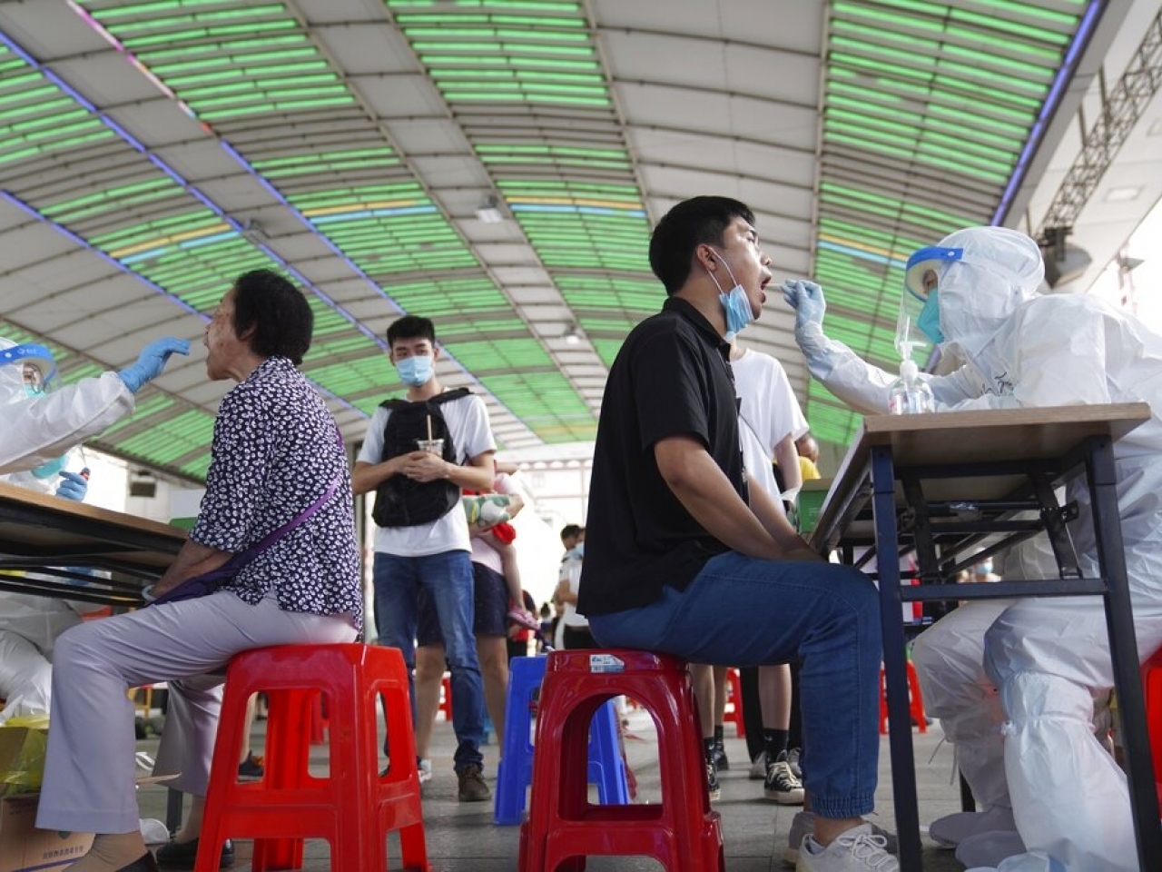 1623492210402058.jpg 廣州近期出現疫情後,有廣州居民接受病毒檢測。(美聯社資料圖片).jpg