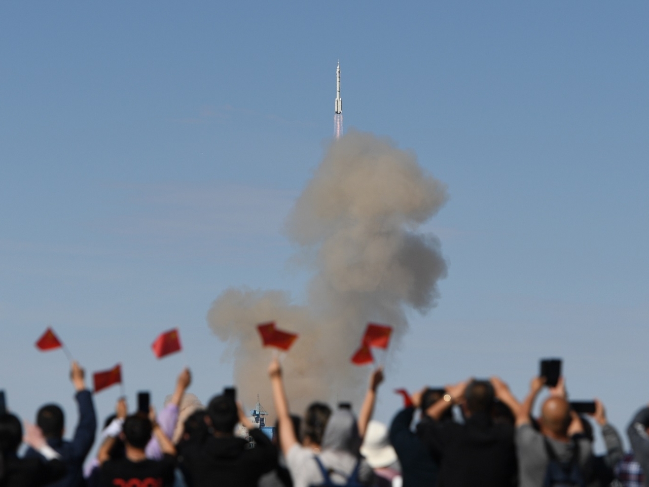1623903945596342.jpg 神舟十二號飛船成功升空,3名航天員狀態良好。(新華社).jpg