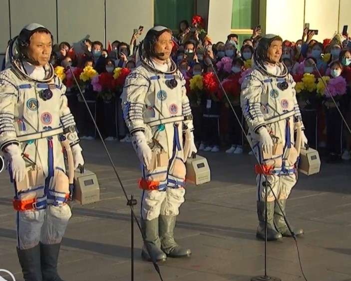 1623904057656429.jpg 神舟十二號飛船計劃今早升空 早上舉行航天員出征儀式.jpg