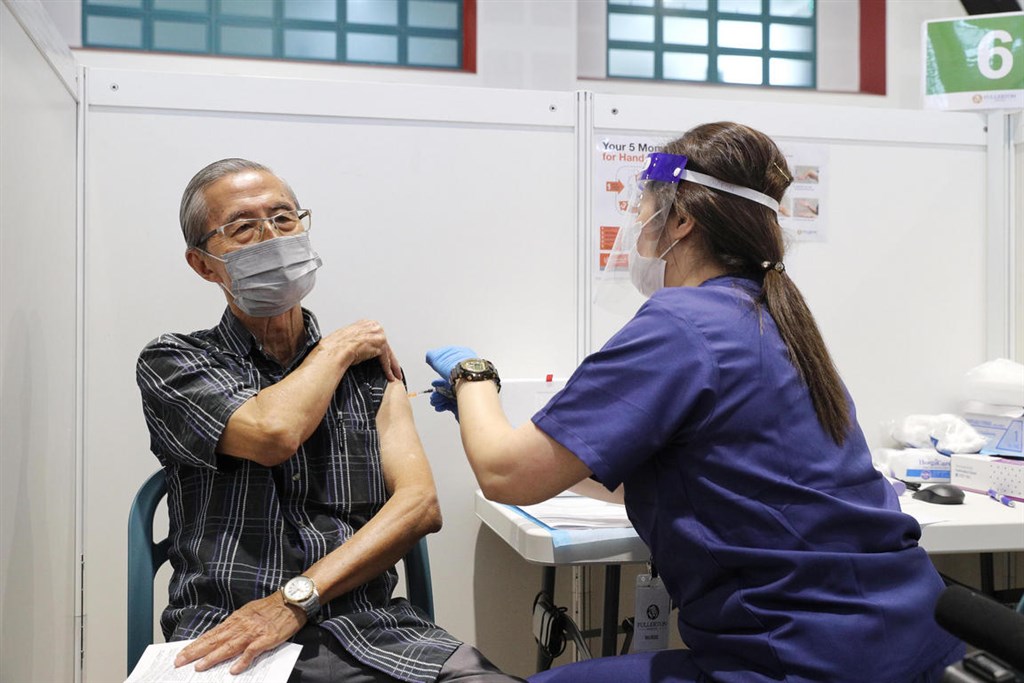 新加坡在全島廣設接種中心，為民眾施打COVID-19疫苗。圖為惹蘭勿剎（Jalan Besar）民眾俱樂部的接種中心。（新加坡通訊及新聞部提供）.jpg