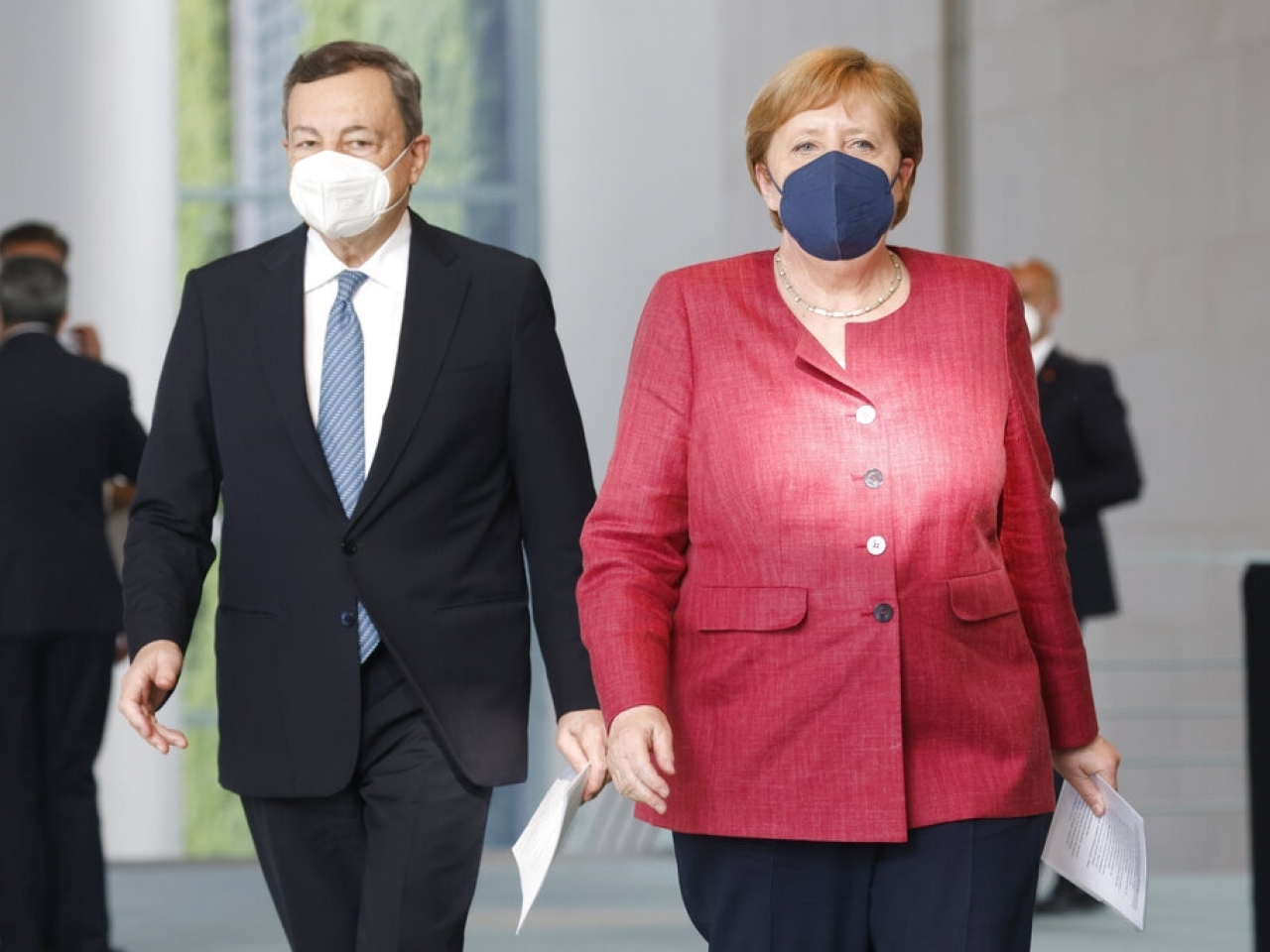 默克爾（右）與德拉吉在柏林會談。（美聯社）.jpg