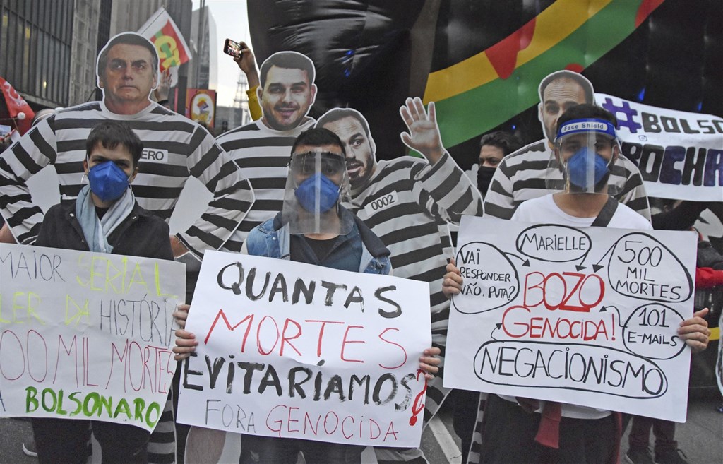 COVID-19在南半球的巴西造成逾50萬人死亡，19日民眾在聖保羅街頭控抗議政府防疫不力。（共同社）.jpg