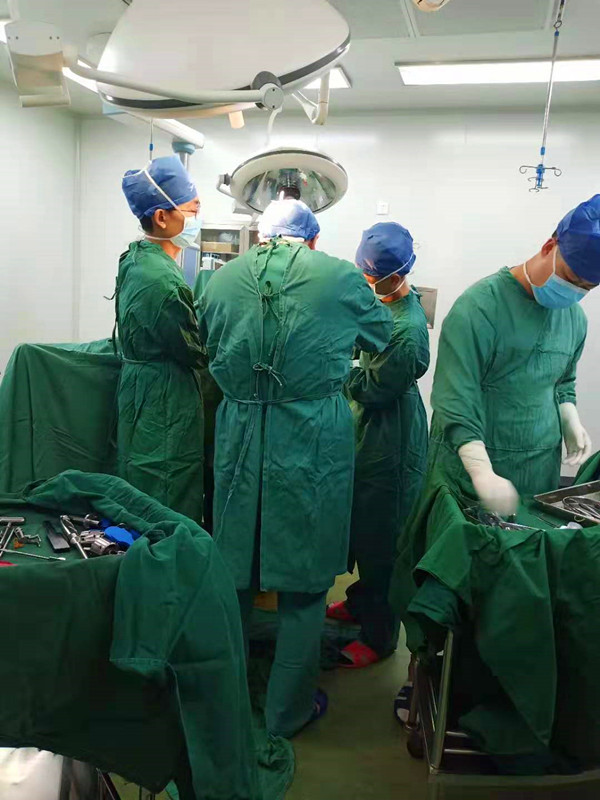 正在做手术_副本.jpg