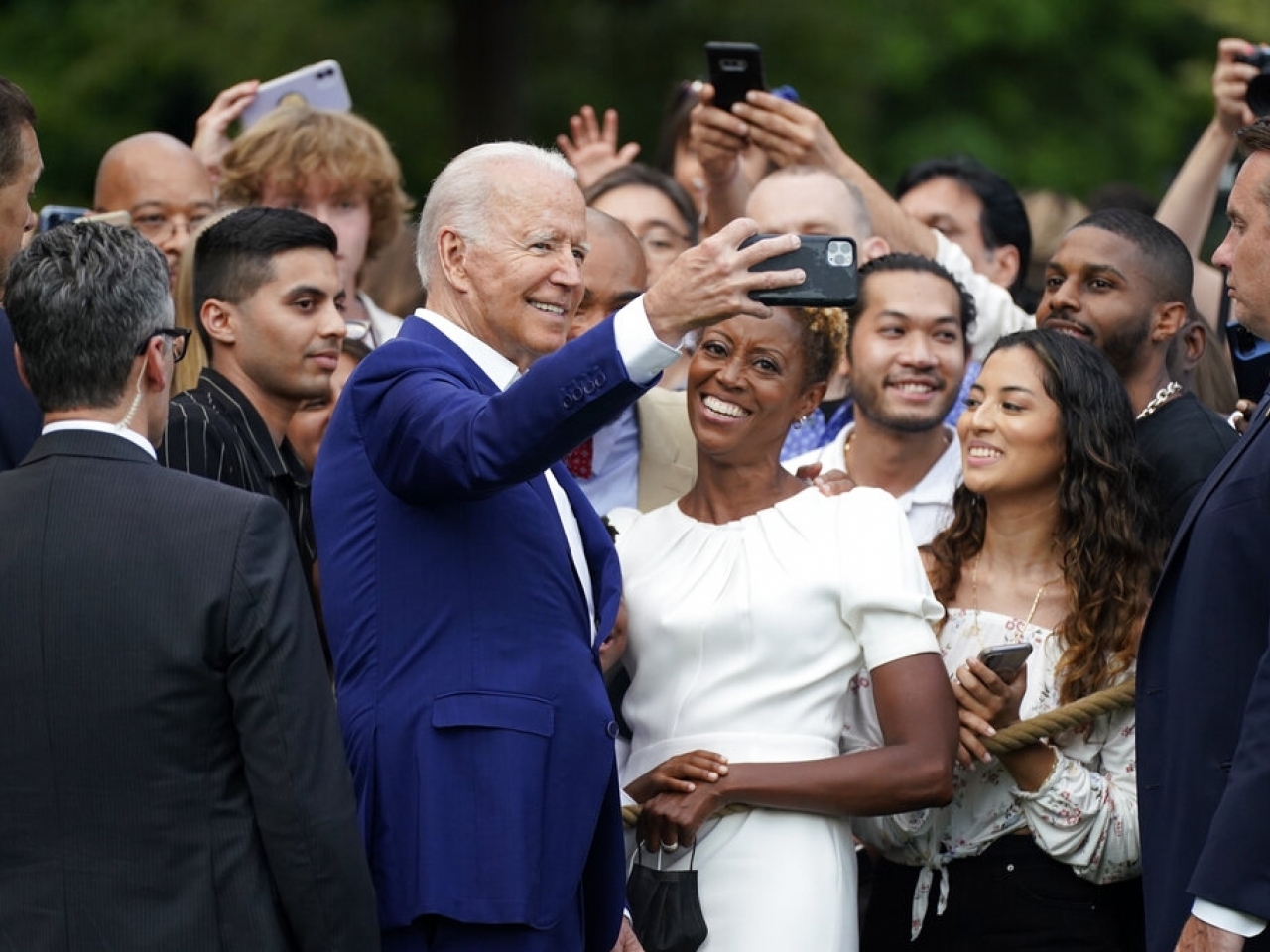 拜登出席獨立日慶祝活動，與出席的嘉賓自拍。（美聯社）.jpg