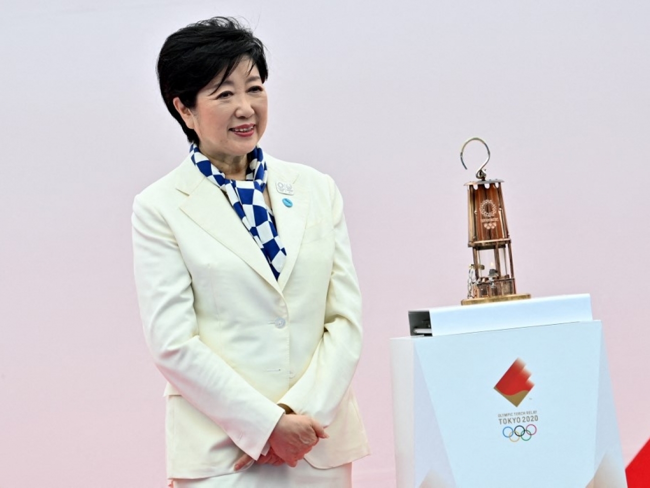 東京舉行儀式，由東京都知事小池百合子接過聖火。（法新社）.jpg