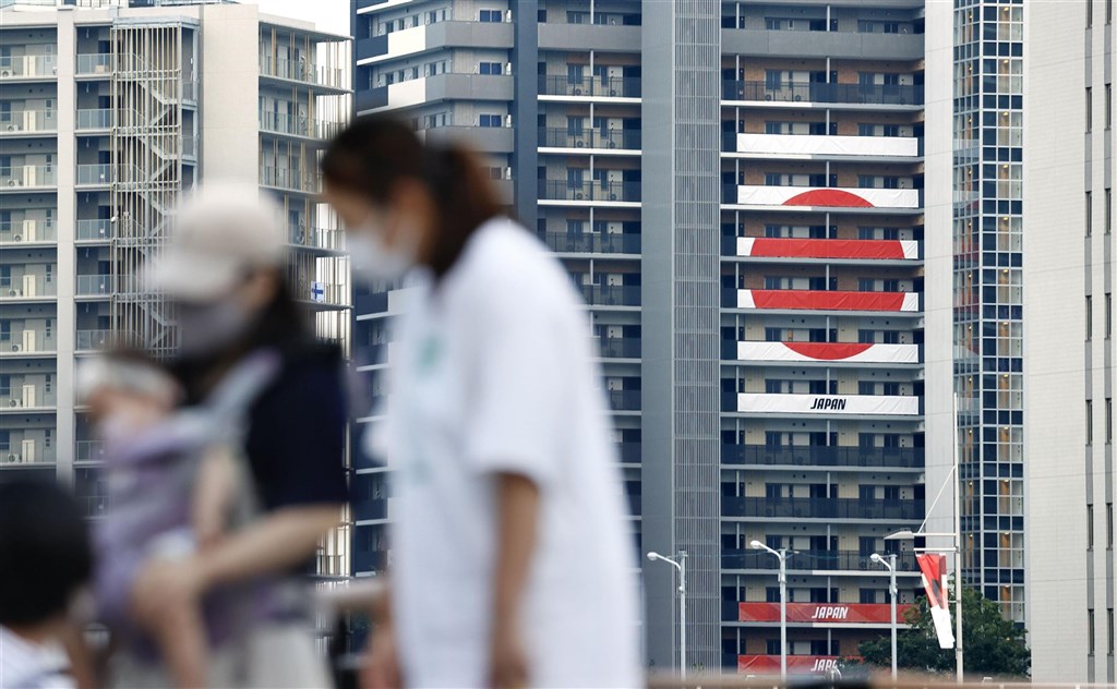 日本東京都COVID-19疫情愈趨嚴峻，15日新增1308 例確診病例，連續兩天新增逾千例。圖為14日東京奧運選手村大樓周邊。（共同社）.jpg