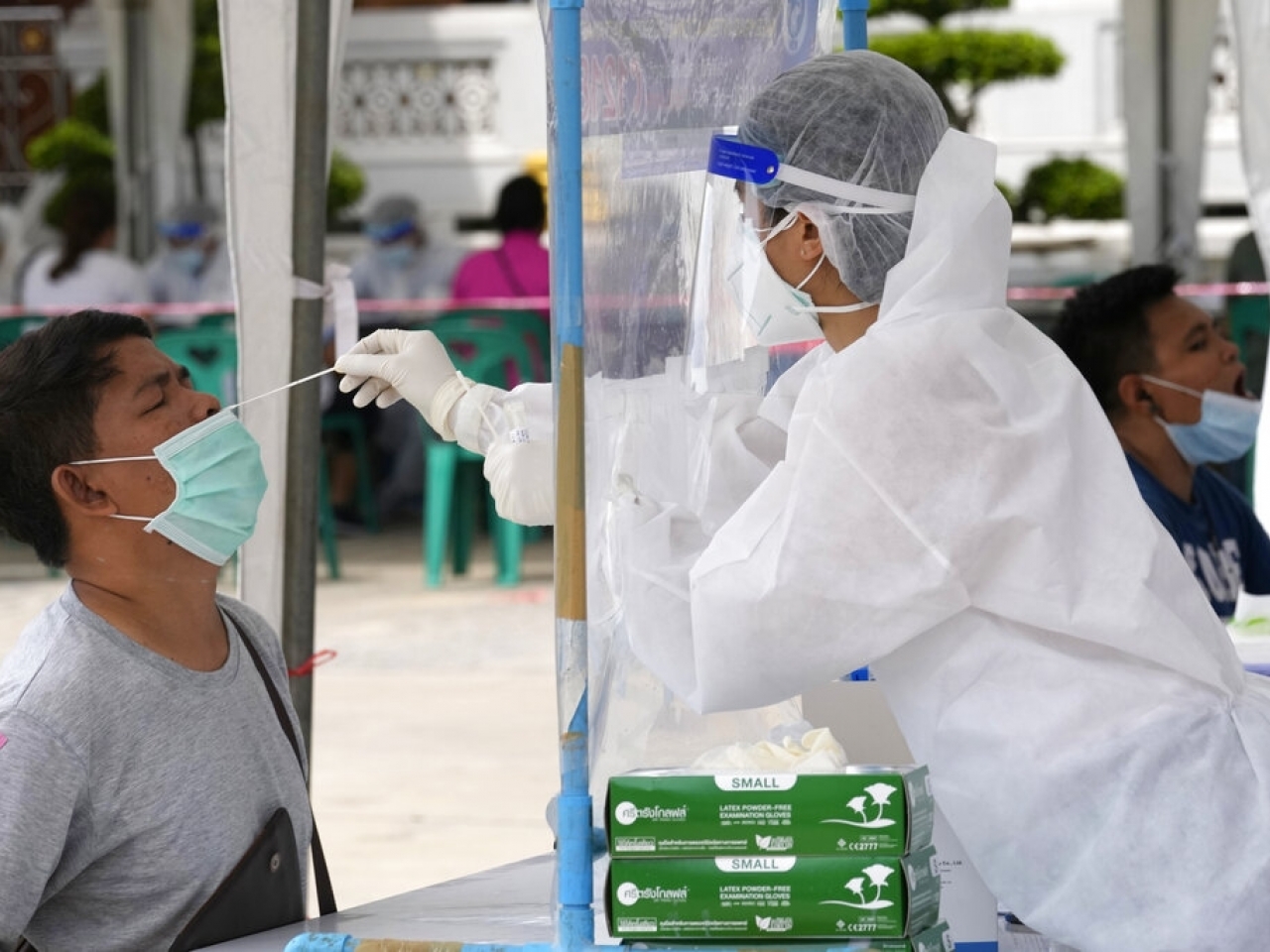 曼谷有民眾接受病毒檢測。（美聯社資料圖片）.jpg