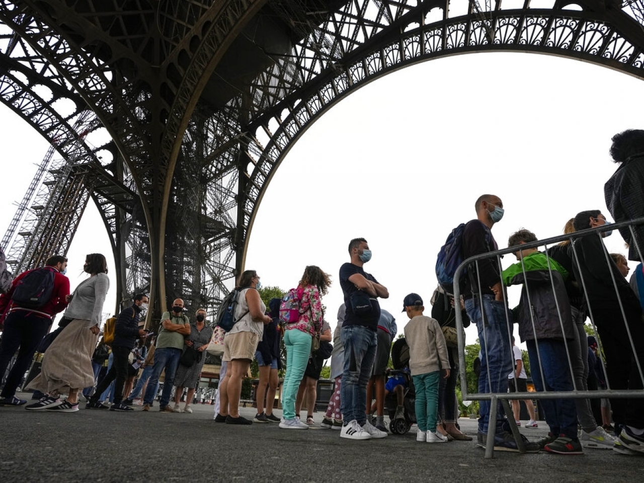 巴黎著名地標艾菲爾鐵塔重新開放，遊客輪候入場。（美聯社）.jpg