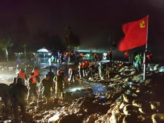 抢险救灾 党旗飘扬2.jpg