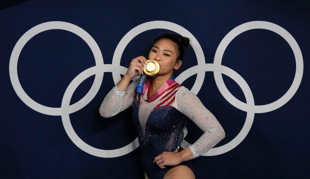 美国选手苏尼萨·李在日本东京举行的夏季奥运会女子体操个人全能决赛中夺金后拍照。(2021年7月29日).jpg