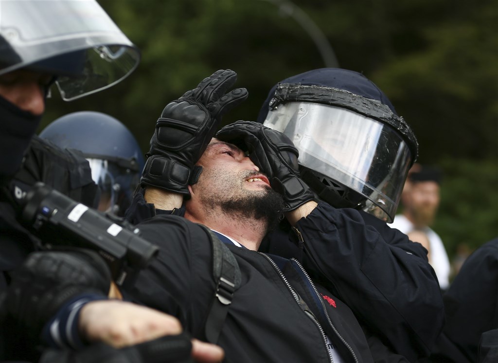 約5000名反對COVID-19防疫封鎖措施的德國民眾1日無視法院的群聚禁令，走上柏林街頭，並與警方發生扭打，造成逾600人遭到拘留。（安納杜<a href=