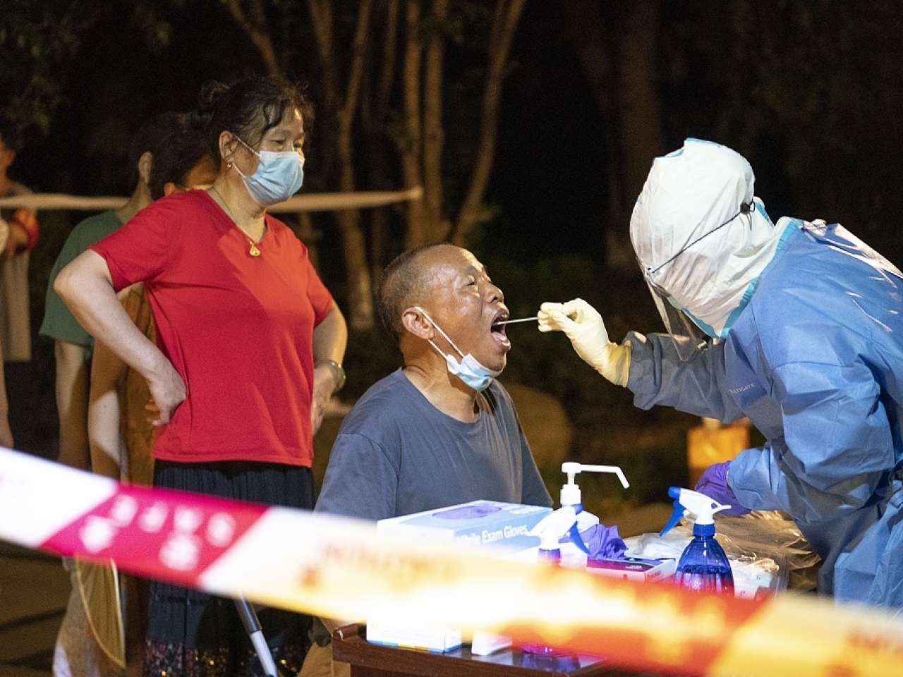 武漢開展全市核酸檢測 ，市民昨晚在東湖風景區華僑城社區檢測點接受採樣。（新華社）.jpg