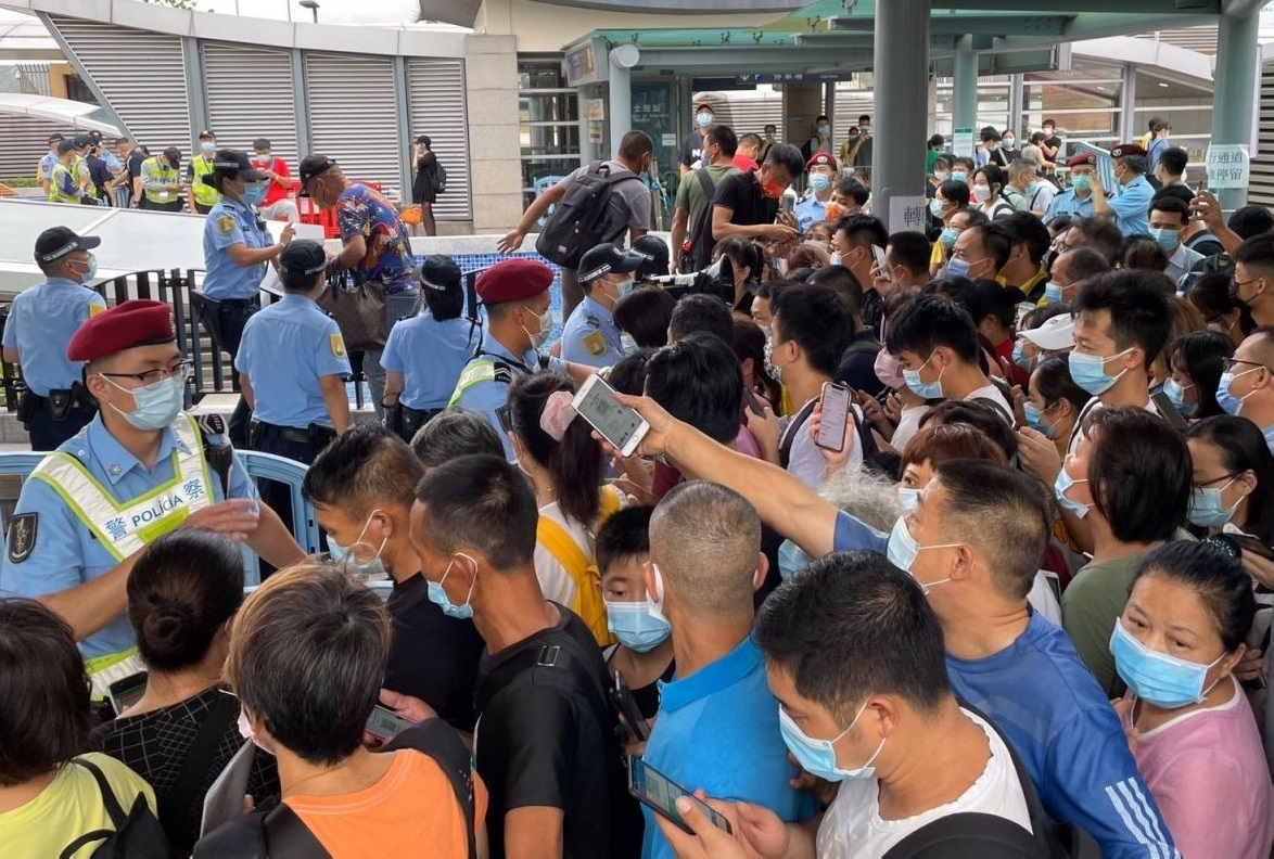 澳门下午3时半起，只准持24小时内核酸阴性报告才可出境，不少旅客同居民在关口因而不能出境要折返 。.jpg