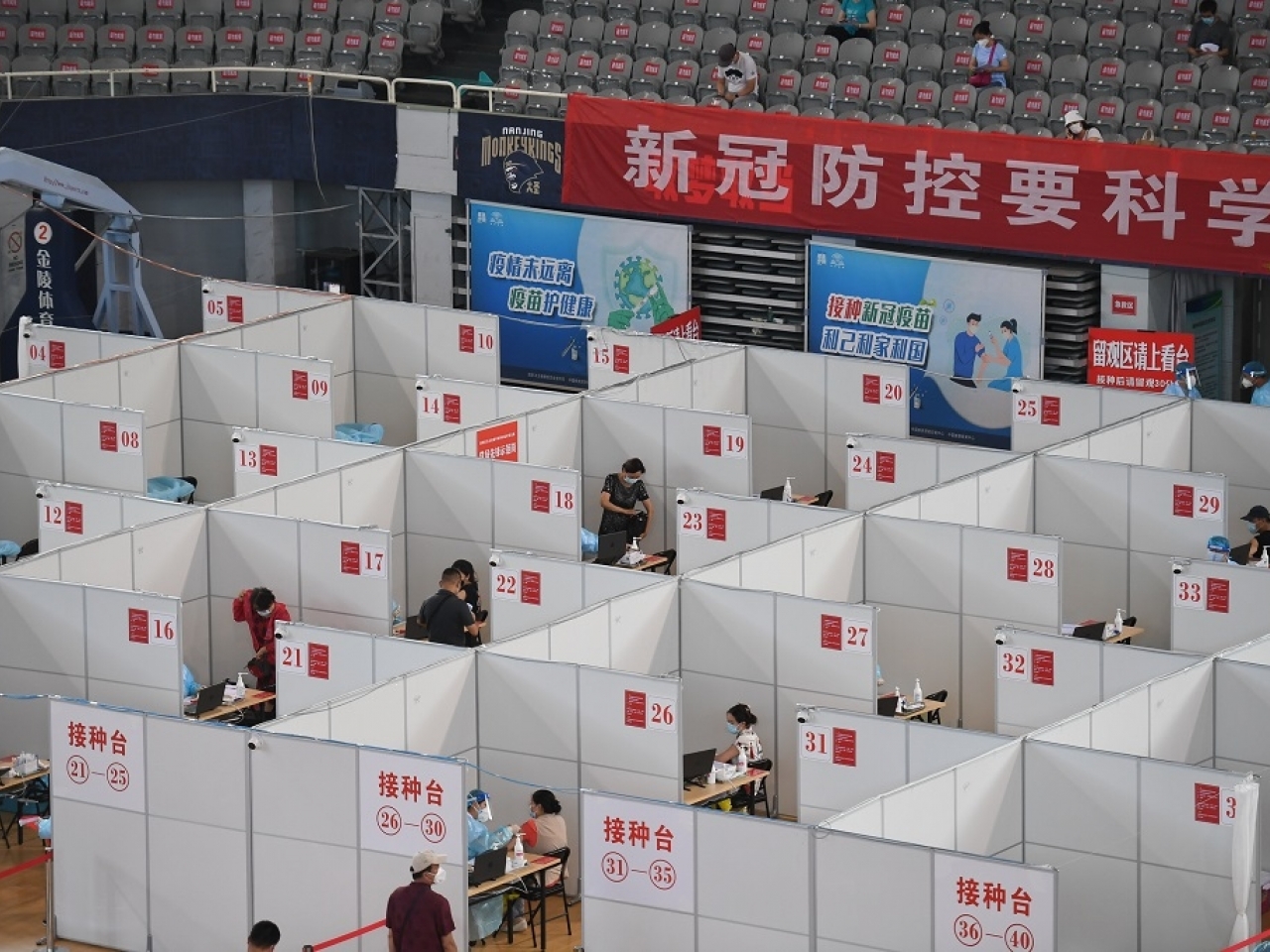 南京市民在鼓樓區五台山體育中心接種疫苗。（新華社資料圖片）.jpg