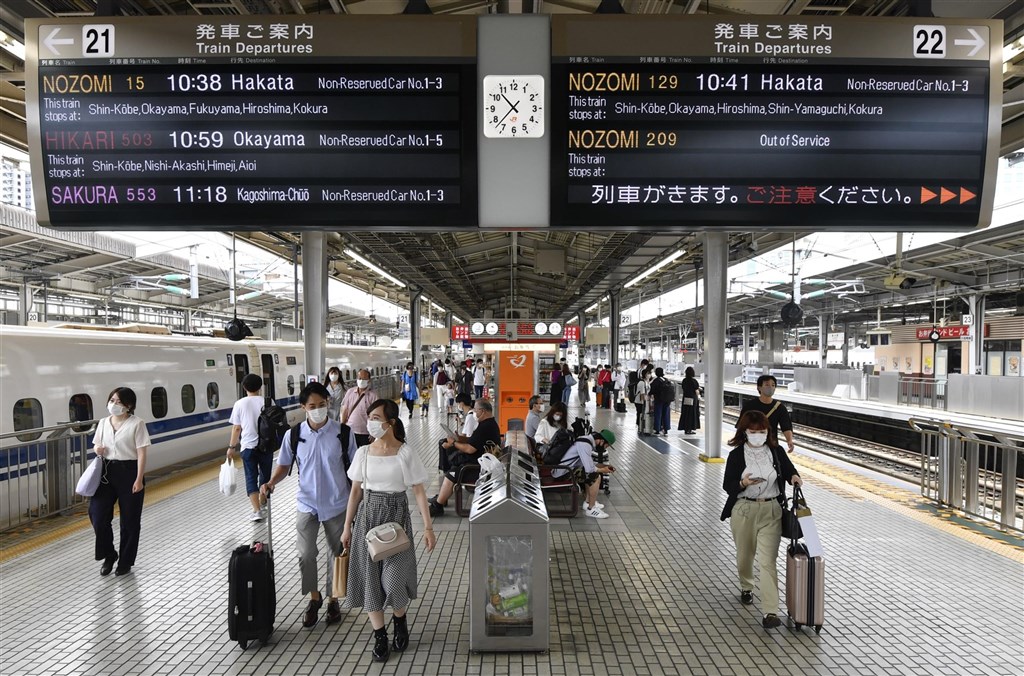 圖為7日JR新大阪站搭車旅客。.jpg