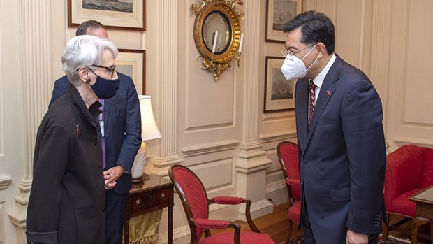 中国新任驻美大使秦刚（右）2021年8月12日下午在美国国务院会见美国副国务卿舍曼.jpeg