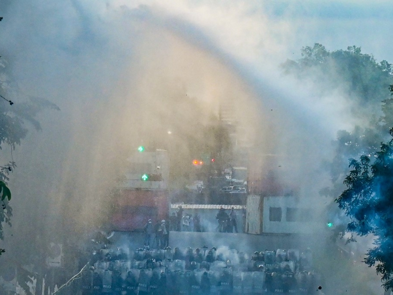 在曼谷，防暴警察發射水炮，驅散反政府示威者。（法新社資料圖片）.jpg