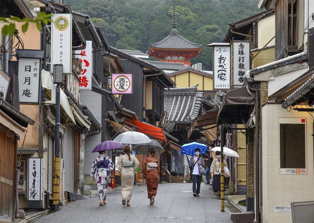 日本近期疫情居高不下，日本政府8月17日決定緊急事態宣言擴大納入京都府、靜岡縣等7地，總計達到13都府縣，並延長實施到9月12日。圖為京都街頭民眾戴口罩防疫。（共同社）.jpg