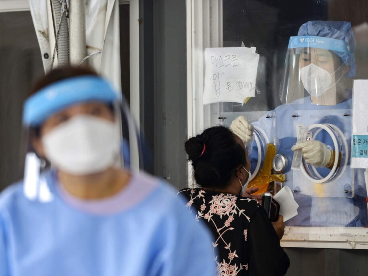 南韓新增2052宗確診，防疫響應級別再延長兩星期，圖為首爾一個檢測中心。（美聯社）.jpg