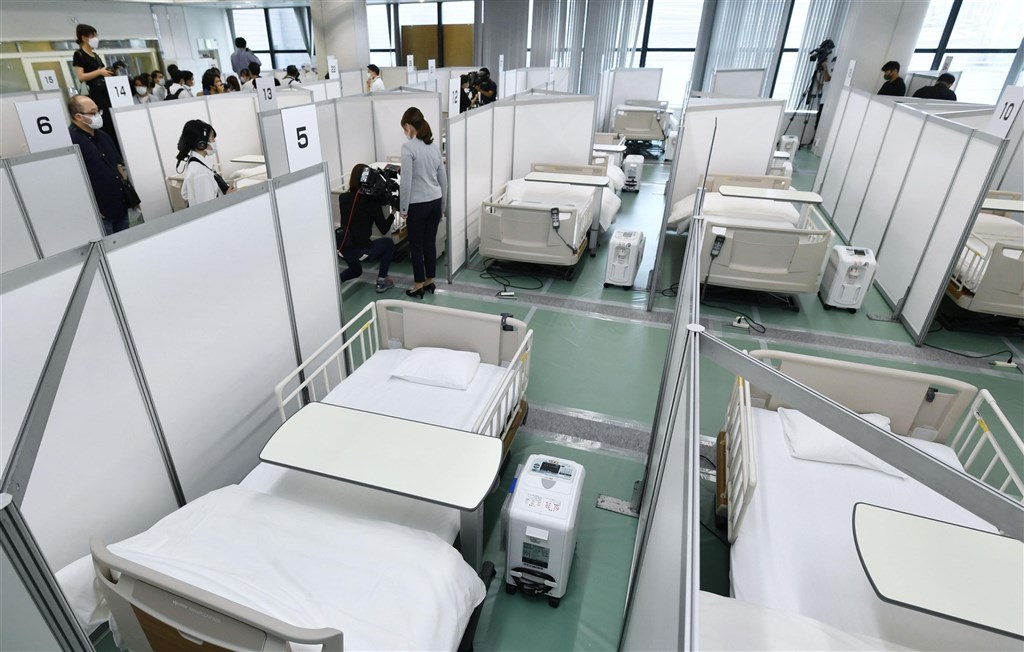 日本連日確診COVID-19病例突破2萬5000例，醫療系統面臨極嚴峻的狀況，東京成立的氧氣站23日啟用。（共同社）.jpg