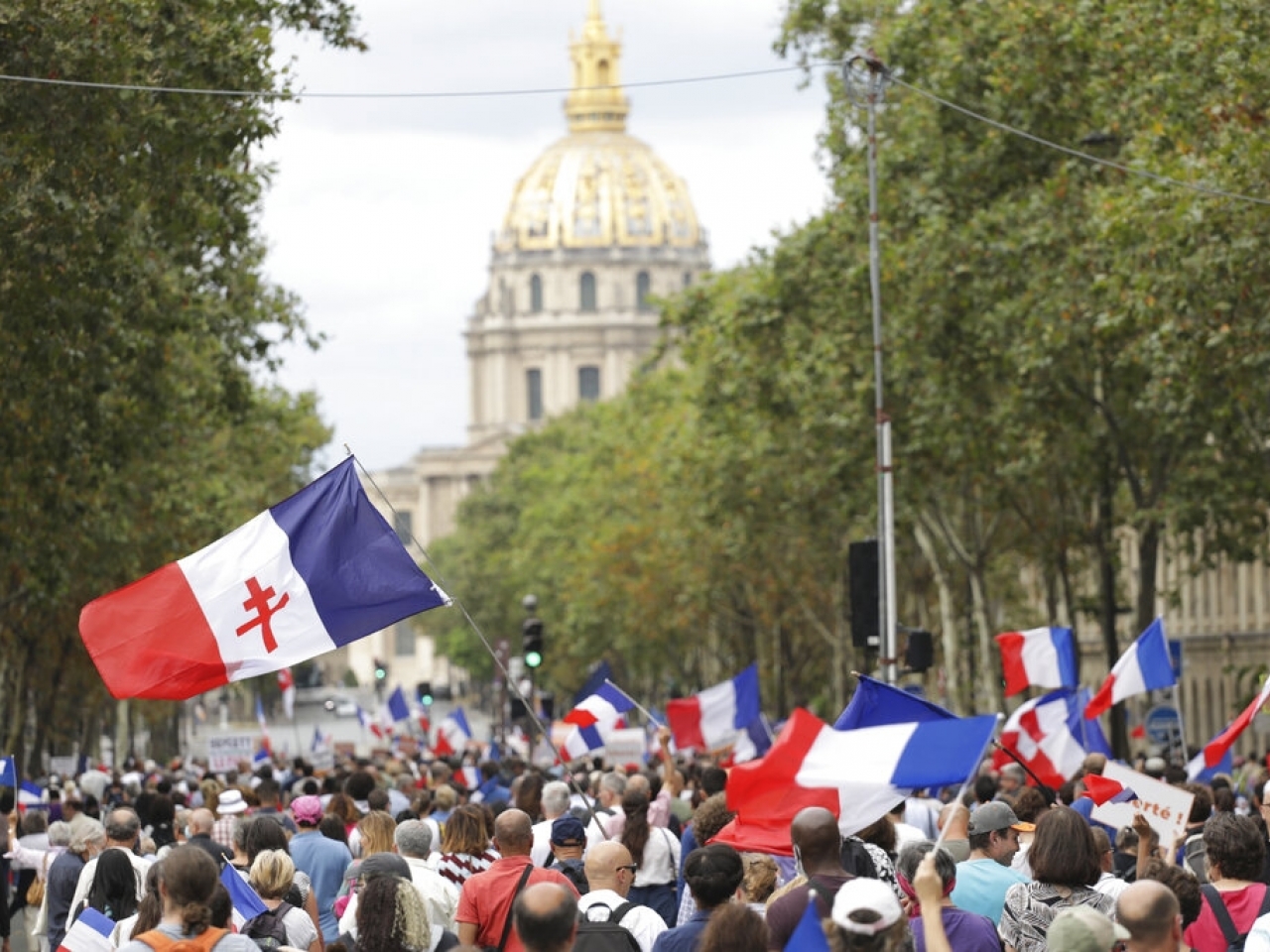 法國連續第六個周末有民眾示威，反對推行健康通行證。（美聯社）.jpg