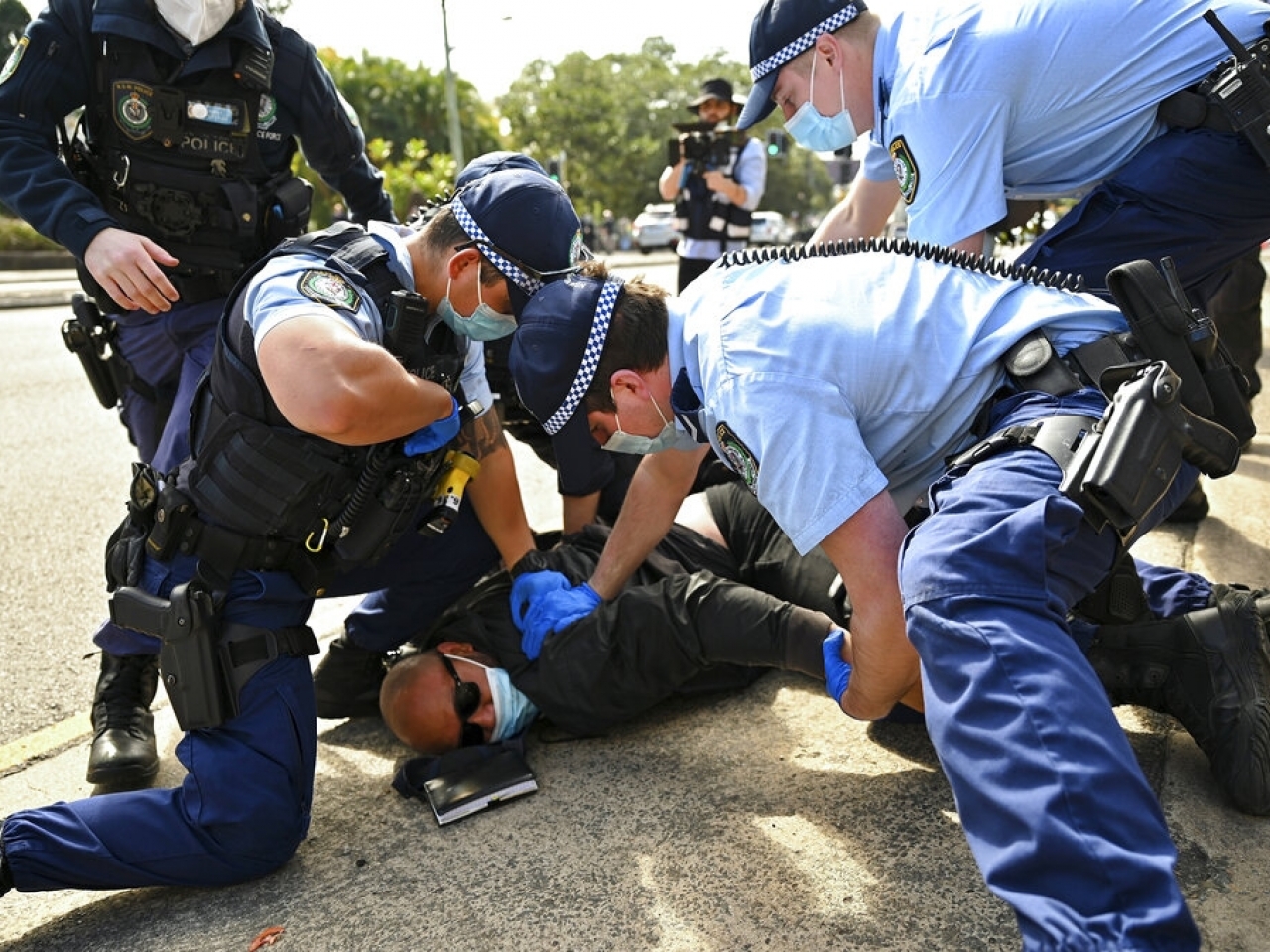 悉尼昨日有反封鎖示威，有示威者被制服。（美聯社資料圖片）.jpg