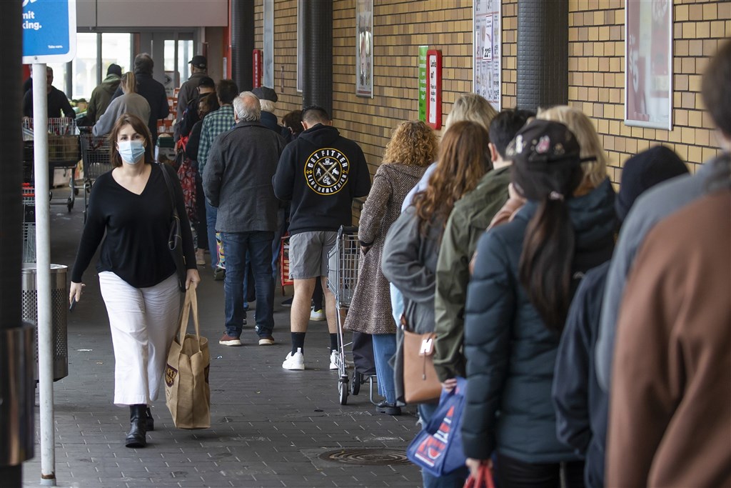 紐西蘭22日新增21例本土個案，境內Delta變異株疫情累計染疫人數增至72人。政府承認當前疫情難以遏制，先前訂下的「清零」目標可能無望實現。圖為奧克蘭民眾17日因應封城排隊上賣場。（美聯社）.jpg