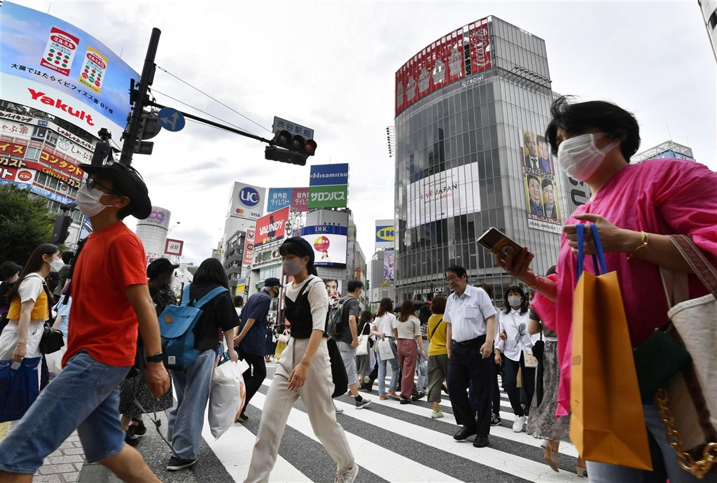日本政府正協調最快25日決定擴大「緊急事態宣言」適用地區。圖為21日澀谷街頭。（共同社）.jpg