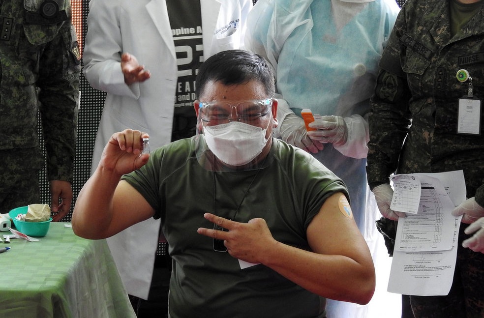 圖為時任陸軍司令的佛斯蒂諾3月2日接種科興疫苗。中央社記者陳妍君馬尼拉攝 110年8月23日.jpg