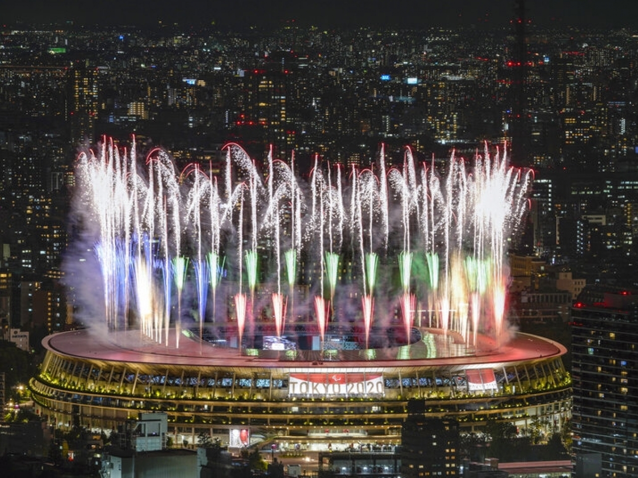 東京殘奧會開幕，場館上空發放煙花。（美聯社）.jpg