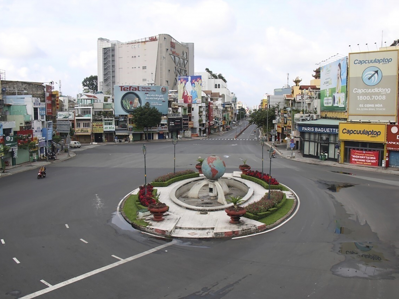 胡志明市政府日前將防疫管制升級，禁止民眾離家，市面一片冷清。（美聯社資料圖片）.jpg