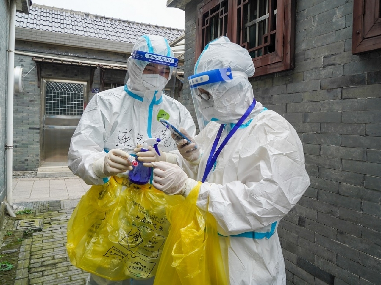 1630201645266689.jpg 在早前的疫情中,在揚州市廣陵區一個社區,工作人員準備為老人進行上門核酸檢測取樣。(新華社資料圖片).jpg