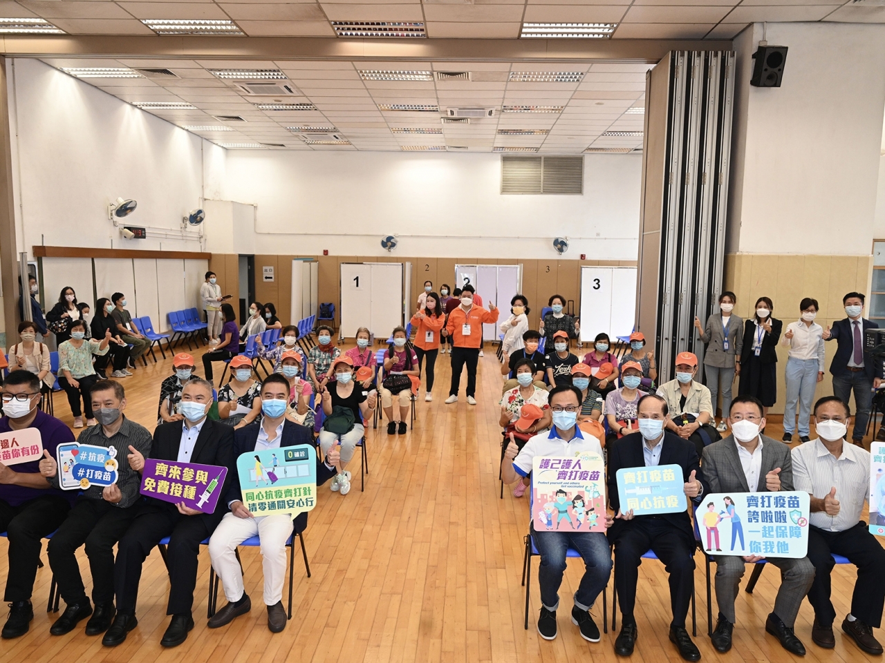 1630201663419028.jpg 油尖旺民政事務處及尖沙咀街坊福利會等,在官涌市政大廈舉行長者疫苗接種講座。(政府新聞處).jpg