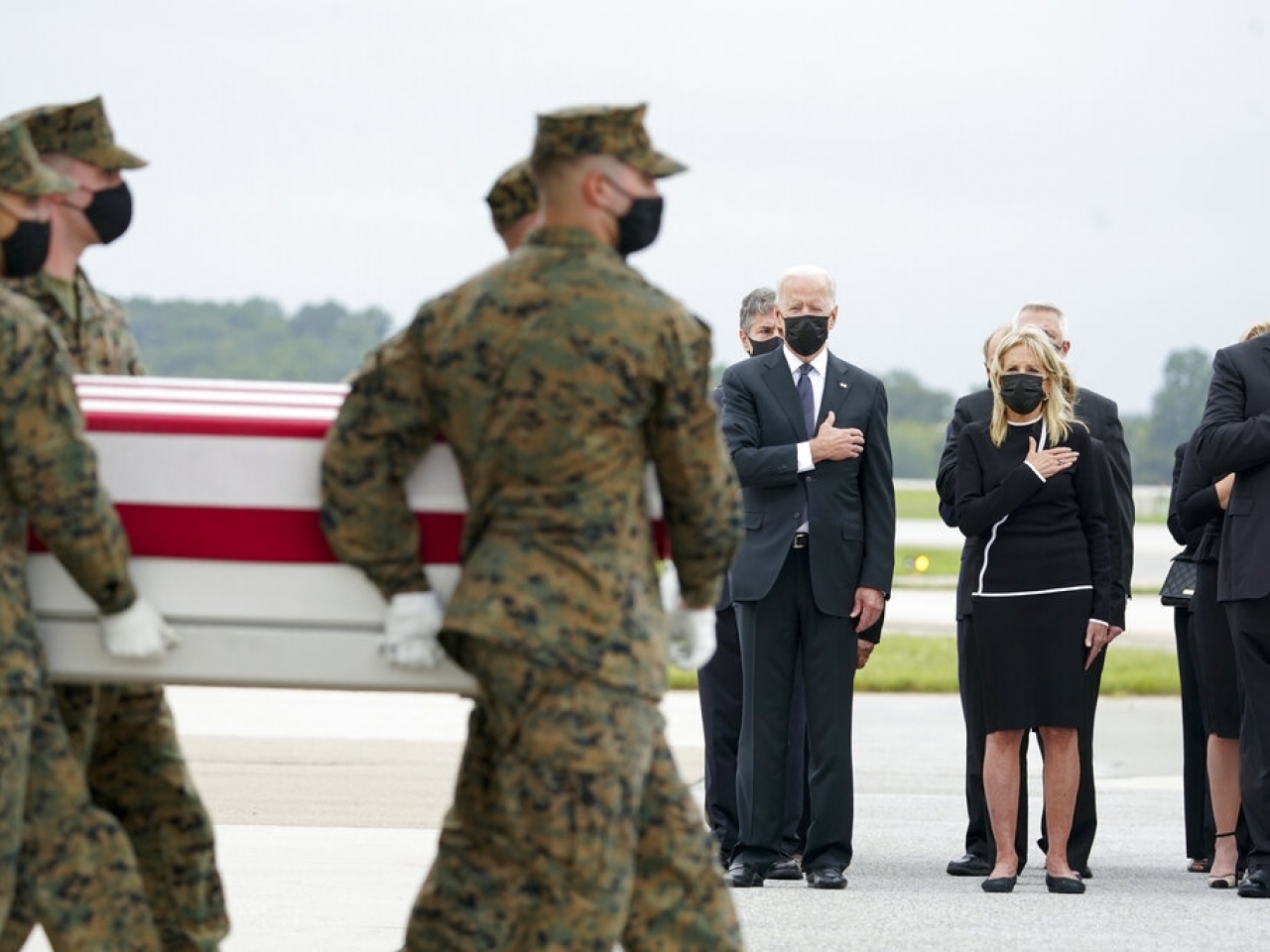 1630293171666369.jpg 阿富汗殉職美軍遺體運返國,拜登等官員出席儀式。(美聯社).jpg