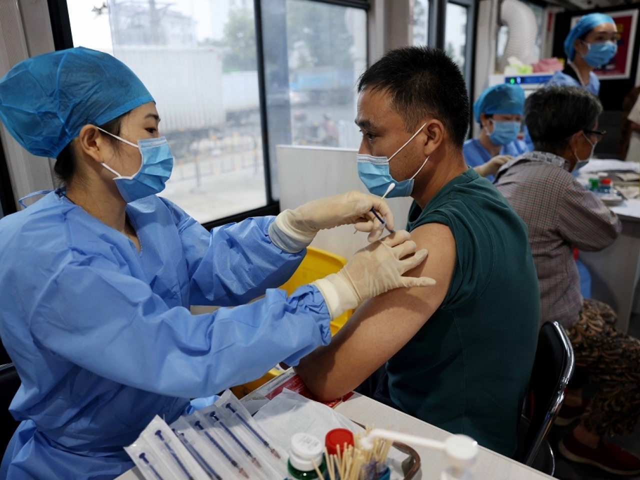1630293356583606.jpg 安徽合肥市醫務人員在流動疫苗接種服務車上為居民接種新冠疫苗。(新華社資料圖片).jpg