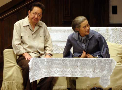 2剧中人何是非(左-许乘先饰).jpg