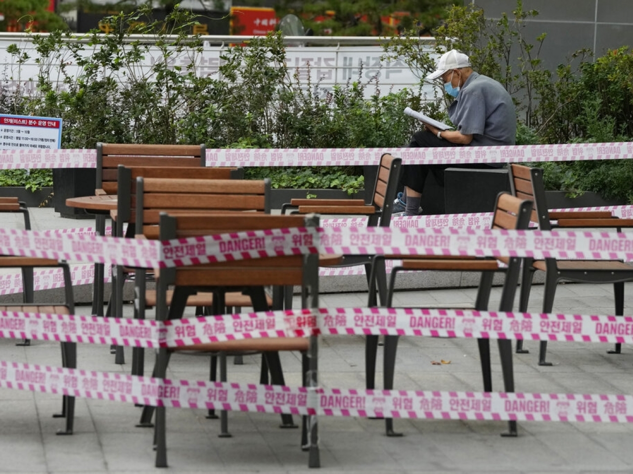 南韓有餐廳因應防疫規定圍封，限制堂食安排。（美聯社）.jpg
