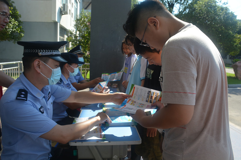 发放安全教育手册_副本.jpg