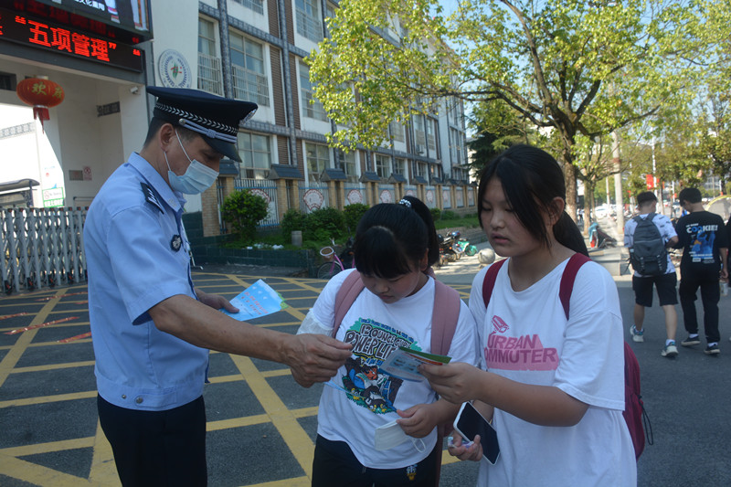 发放安全手册_副本.jpg