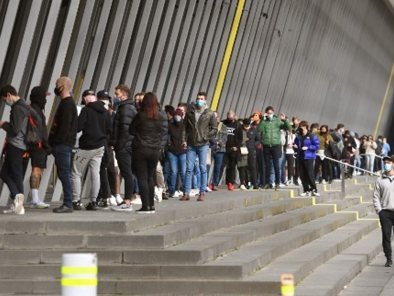 1630549557657441.jpg 在墨爾本,有民眾輪候接種新冠疫苗。(法新社).jpg