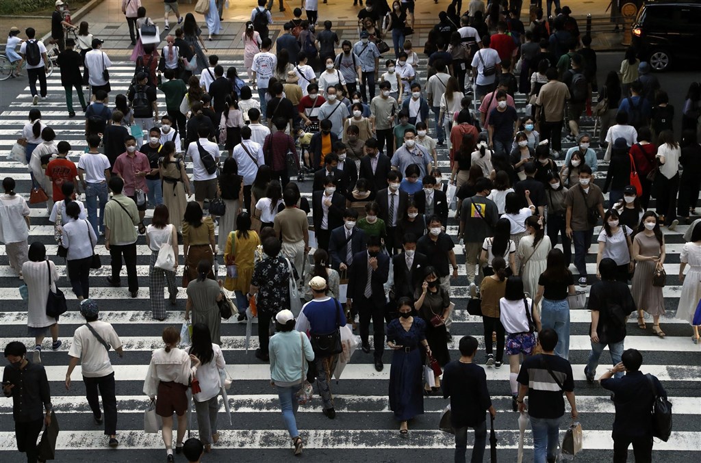 日本境內COVID-19 疫情未明顯趨緩，目前實施的「緊急事態宣言」原訂12日解除，但日本政府有意針對東京都、大阪府等地再延長兩週。圖為4日大阪街頭。（共同社）.jpg