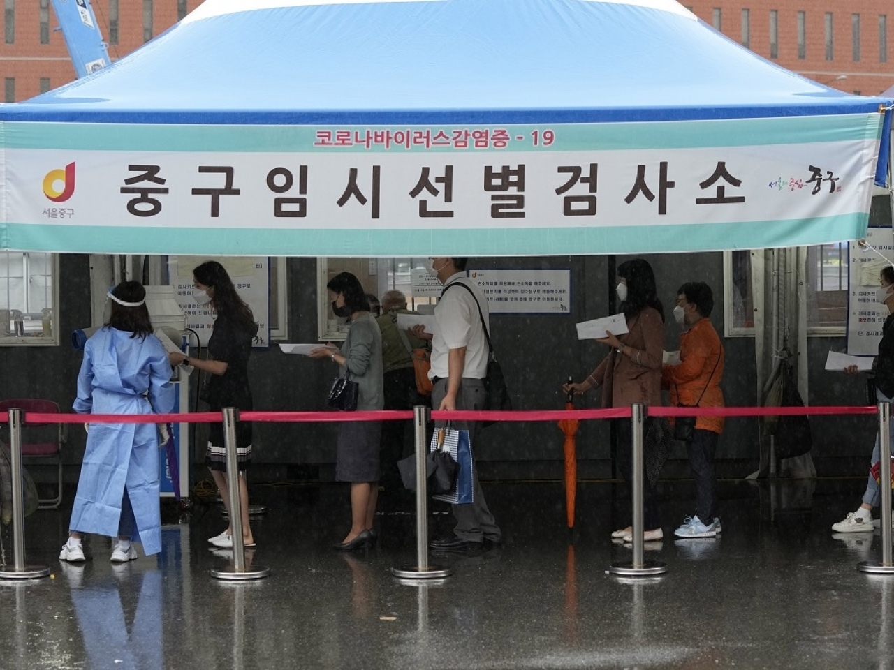 民眾在首爾一個檢測站排隊接受檢測。（美聯社資料圖片）.jpg