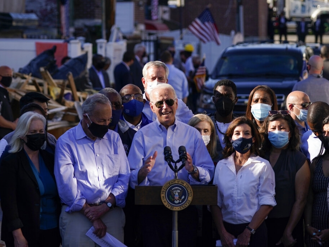拜登到紐約市皇后區視察受災嚴重的社區。（美聯社）.jpg