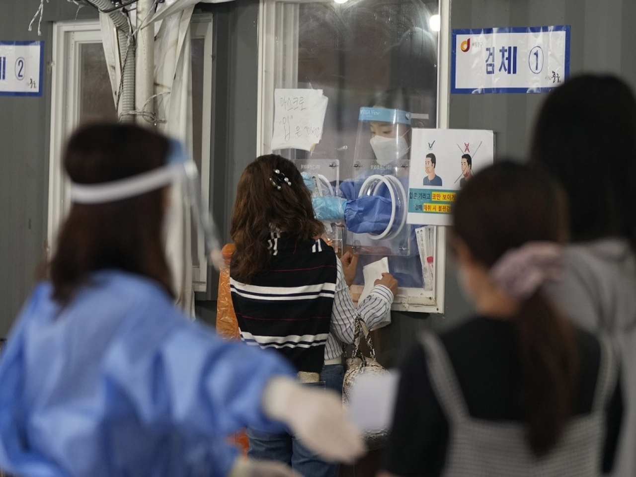 在首爾，有民眾到檢測站接受新冠病毒檢測。（美聯社資料圖片）.jpg