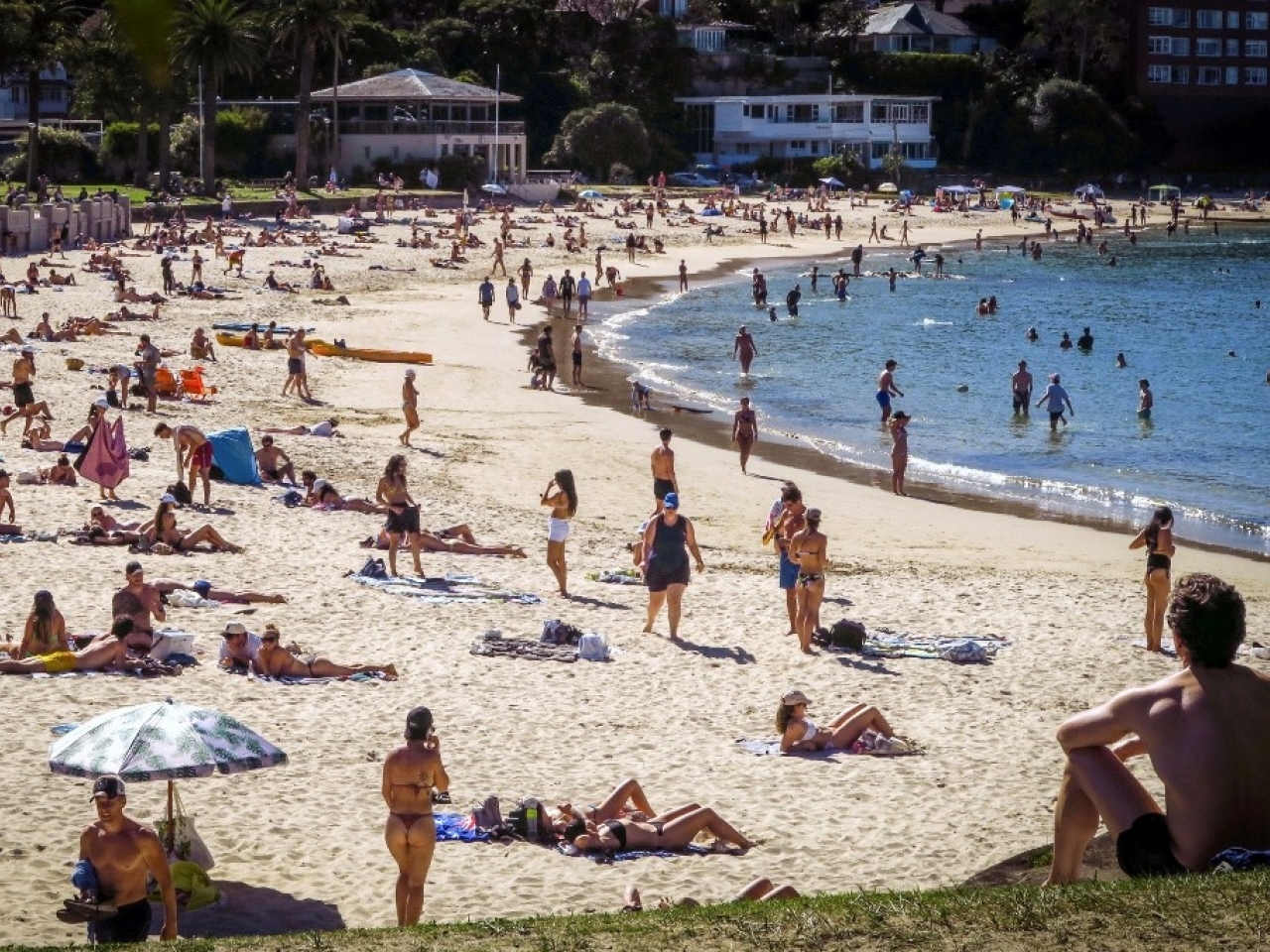 悉尼因應疫情正實施社交距離措施，但仍有不少民眾到當地海灘度假。（法新社）.jpg